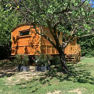 https://apt-la-magnanerie.hotels-rhonealpes.com